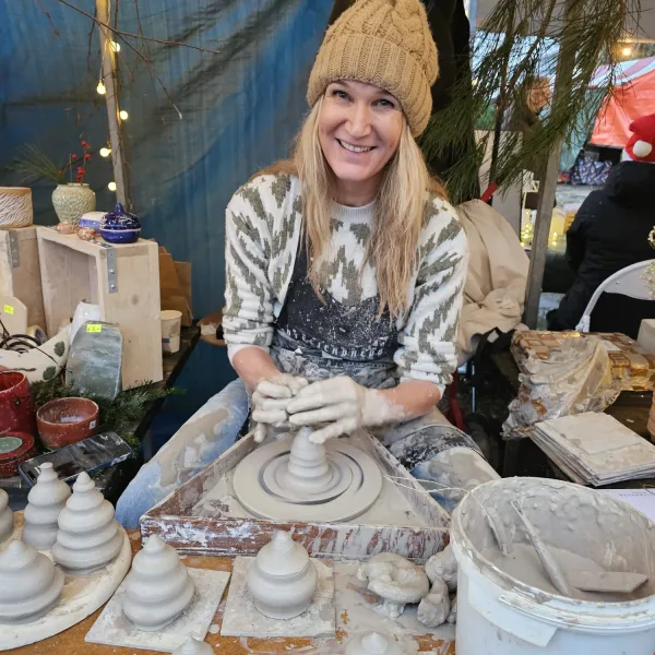Kerstboompjes van keramiek pottenbakken op stekmarkt