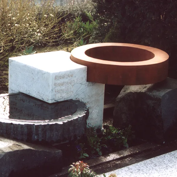 grafmonument met houten ring algemene begraafplaats de lier 2002
