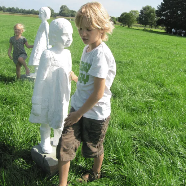 spelende kinderen in keramiek