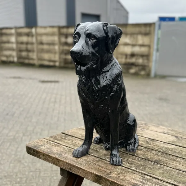 zwarte labrador van keramiek