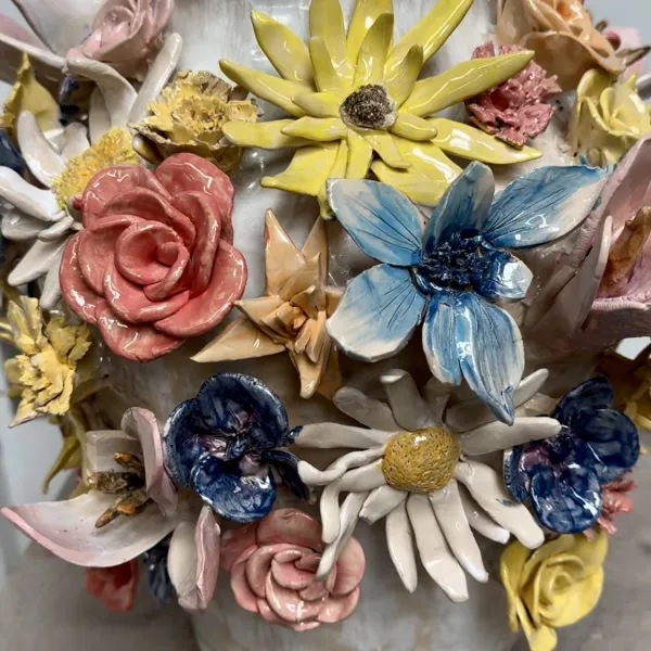 vaas met bloemen keramiek in Atelierbreda