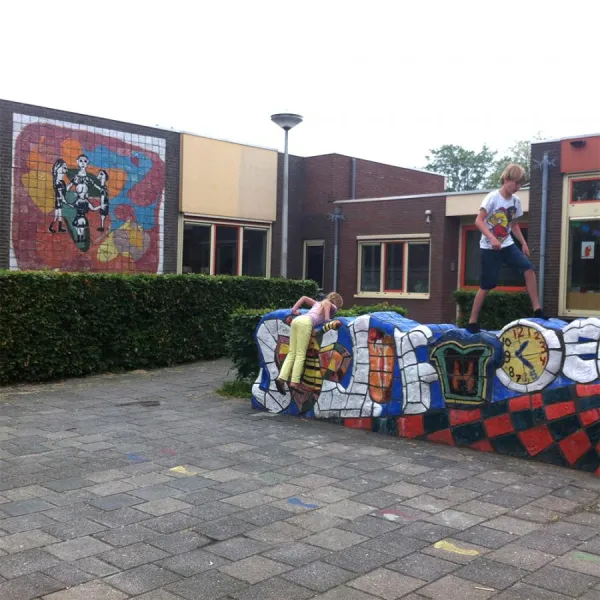 speelobject van keramiek, gemaakt door kinderen van basisschool de Stuifhoek in Made