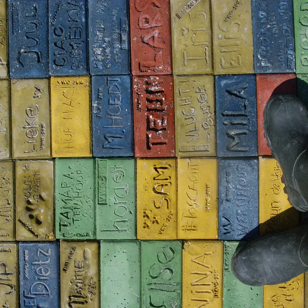Mencia de Mendoza-kunstwerk-schoolplein-beton-klinkers