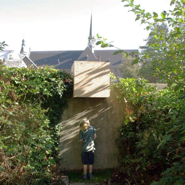 z.o.z. kubus op schutting | Atelierbreda- Arjen Knook