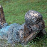 bronzen beeld "liggend kind"